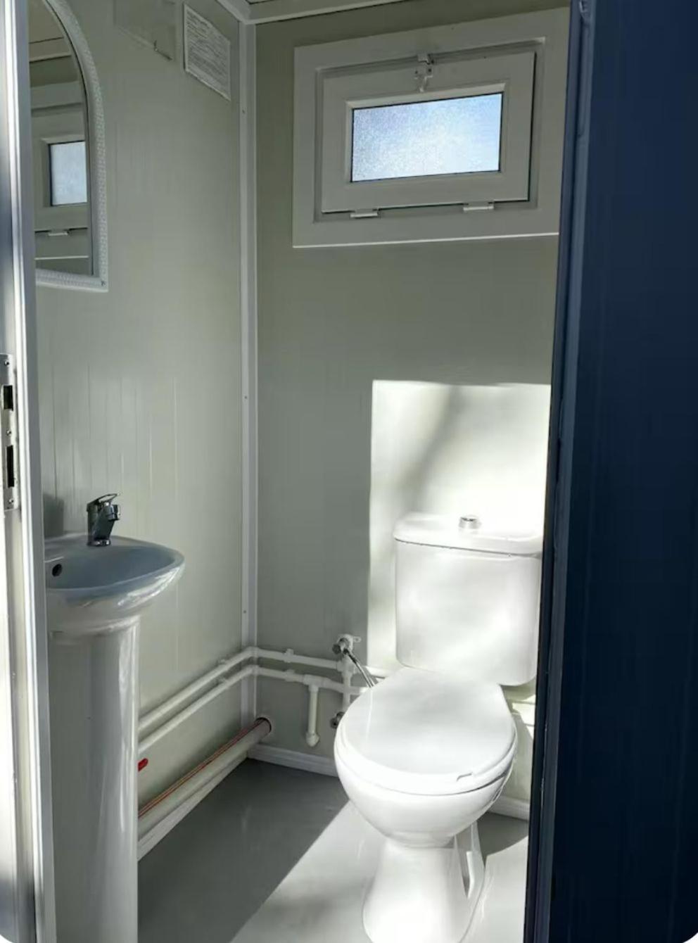 Corry Lodge Estate - Sheperds Huts Or Container Stays With Sea View ברודפורד מראה חיצוני תמונה
