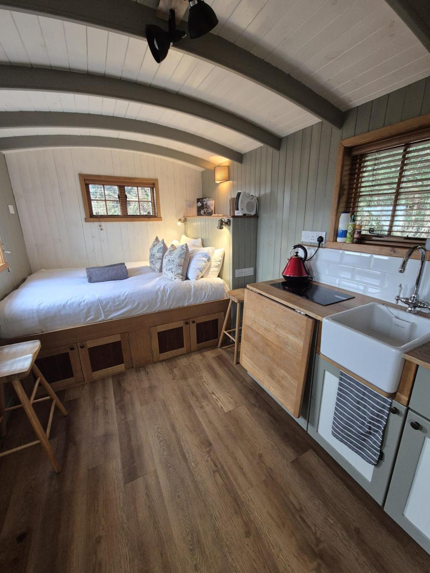 Corry Lodge Estate - Sheperds Huts Or Container Stays With Sea View ברודפורד מראה חיצוני תמונה