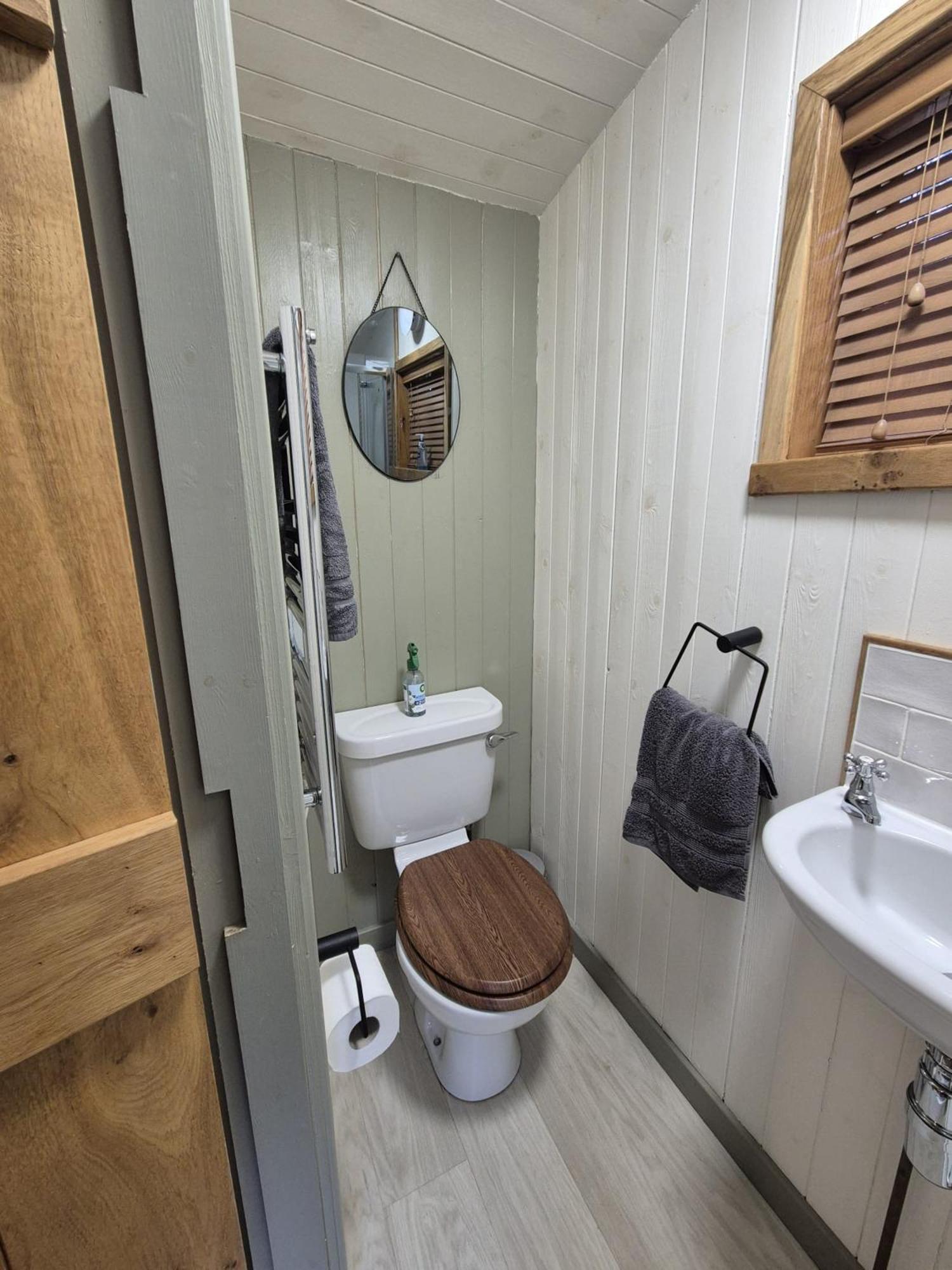 Corry Lodge Estate - Sheperds Huts Or Container Stays With Sea View ברודפורד מראה חיצוני תמונה