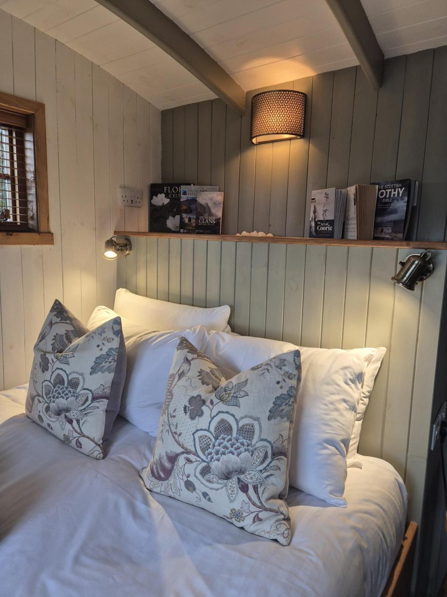 Corry Lodge Estate - Sheperds Huts Or Container Stays With Sea View ברודפורד מראה חיצוני תמונה