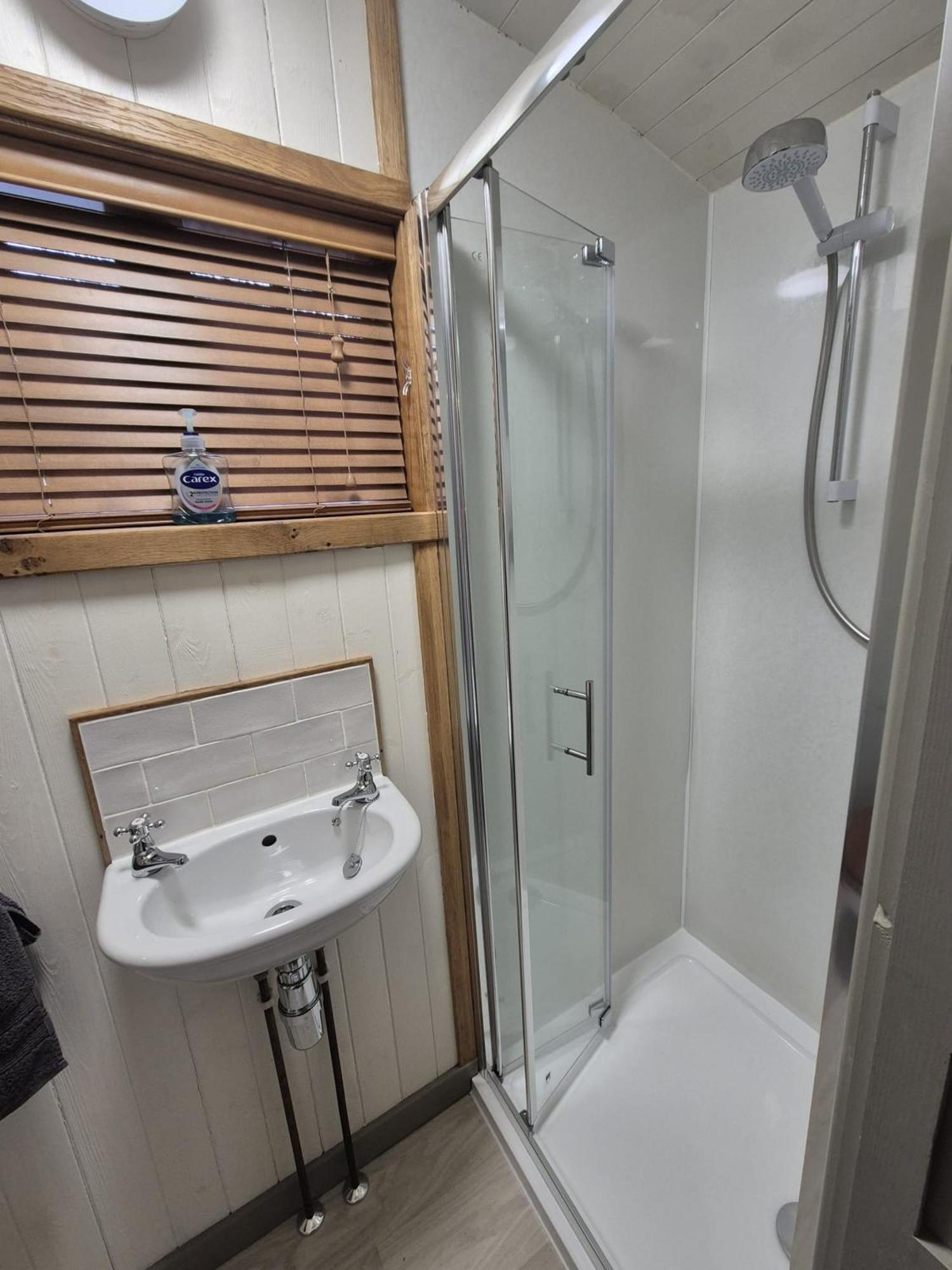 Corry Lodge Estate - Sheperds Huts Or Container Stays With Sea View ברודפורד מראה חיצוני תמונה