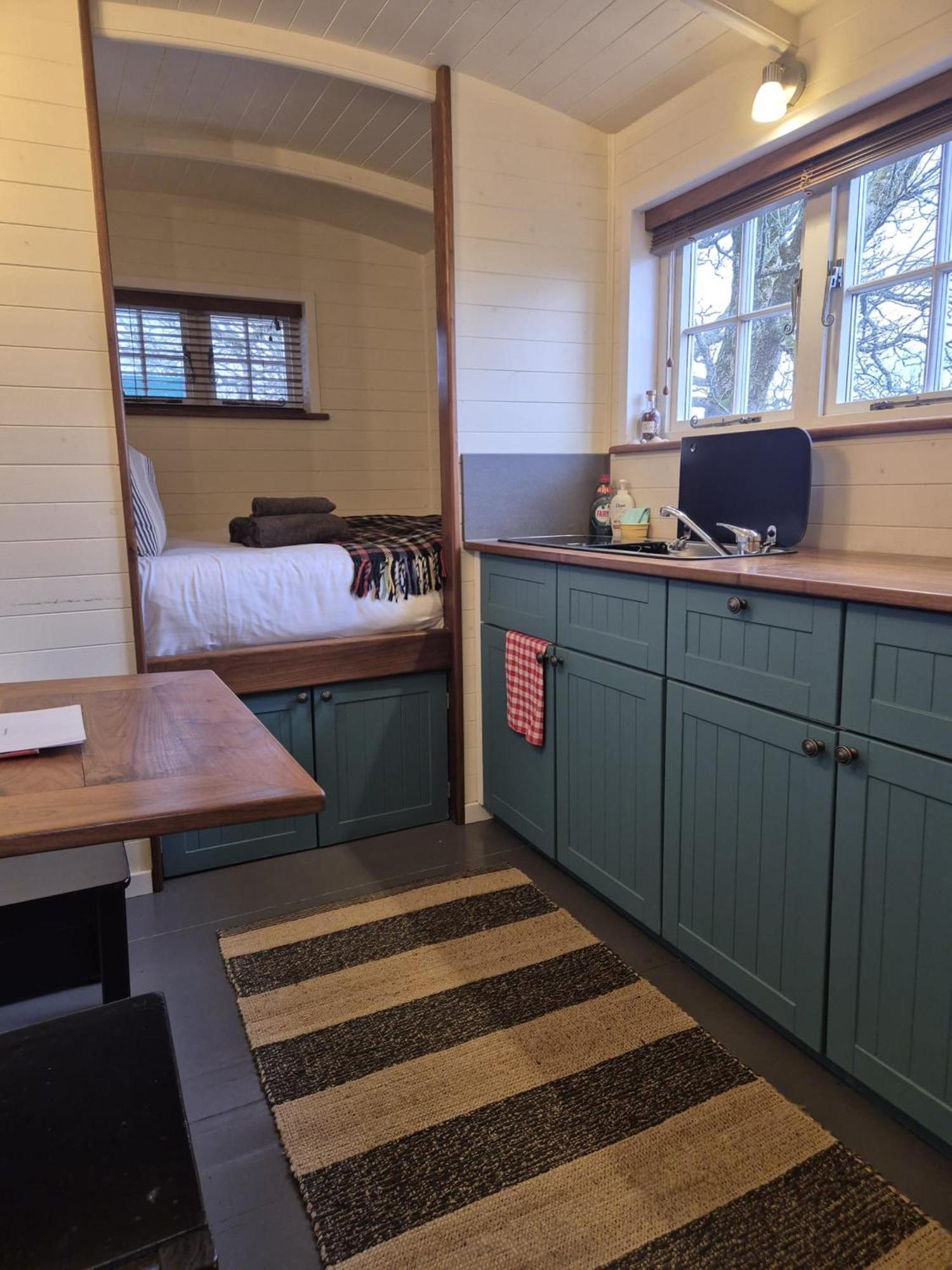 Corry Lodge Estate - Sheperds Huts Or Container Stays With Sea View ברודפורד מראה חיצוני תמונה