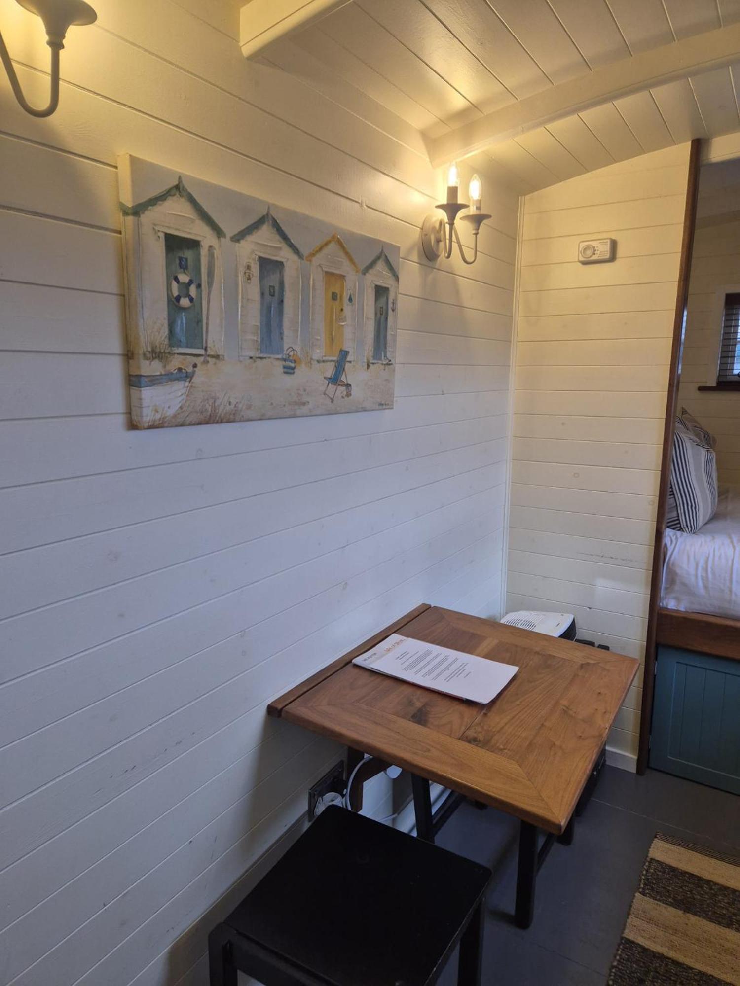 Corry Lodge Estate - Sheperds Huts Or Container Stays With Sea View ברודפורד מראה חיצוני תמונה