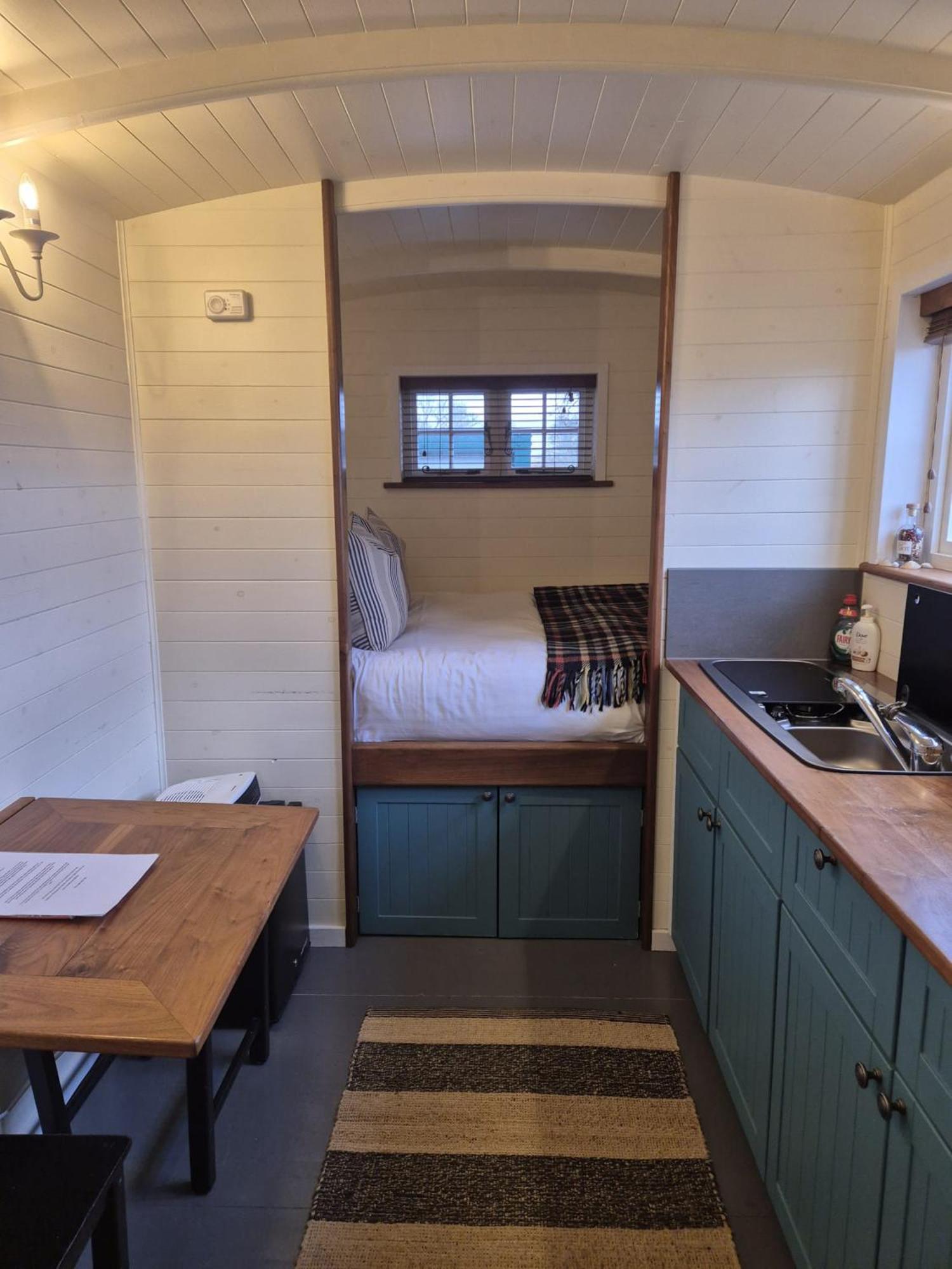 Corry Lodge Estate - Sheperds Huts Or Container Stays With Sea View ברודפורד מראה חיצוני תמונה