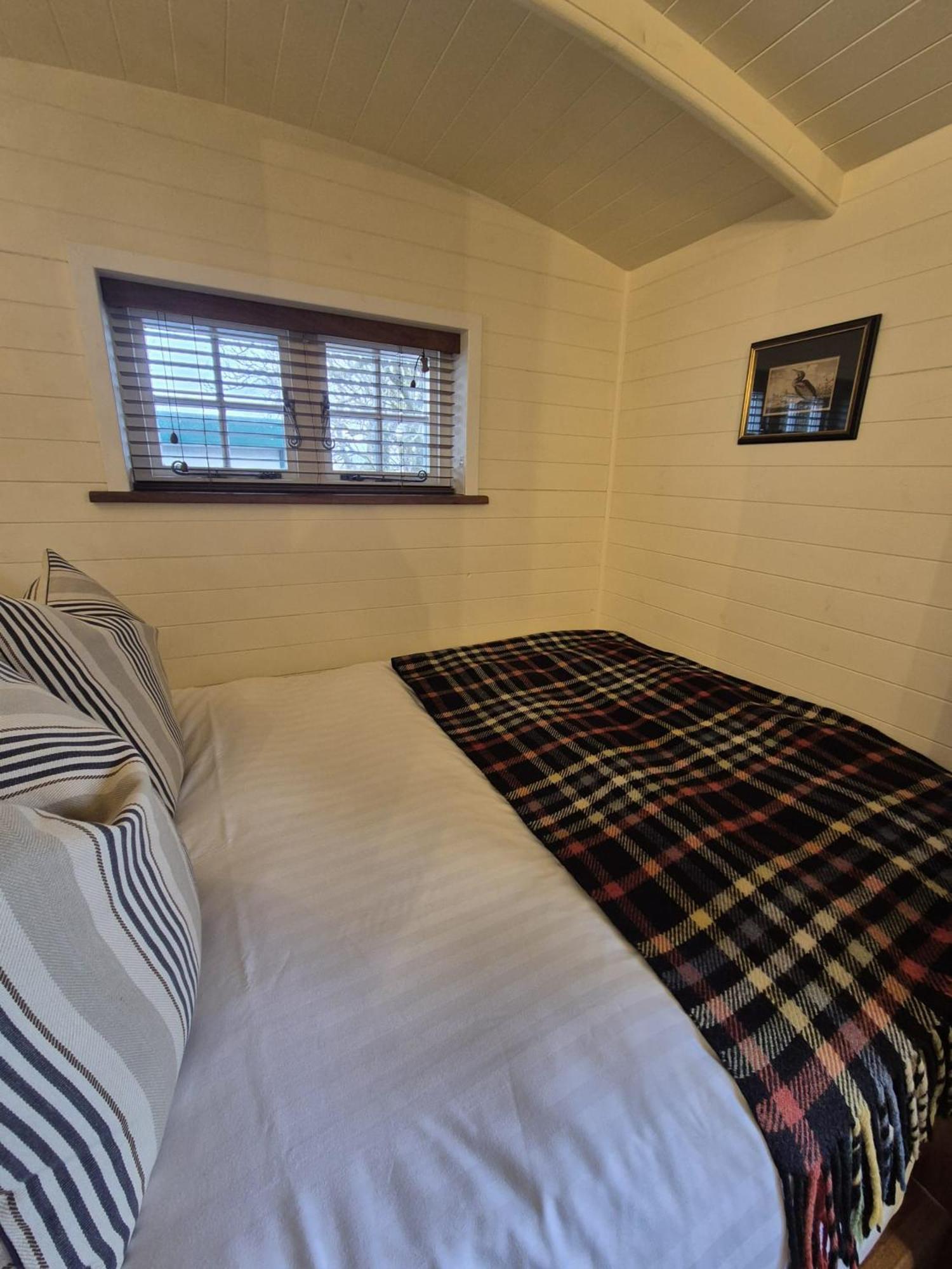 Corry Lodge Estate - Sheperds Huts Or Container Stays With Sea View ברודפורד מראה חיצוני תמונה